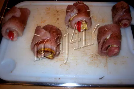 Мясные рулетики с начинкой, с шампиньонами да под соусом: шаг 6