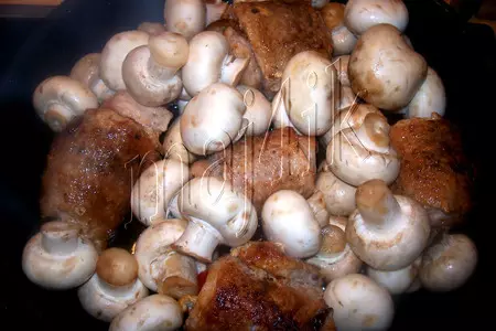 Мясные рулетики с начинкой, с шампиньонами да под соусом: шаг 7