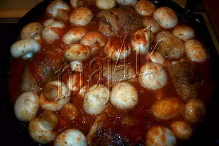 Мясные рулетики с начинкой, с шампиньонами да под соусом: шаг 8