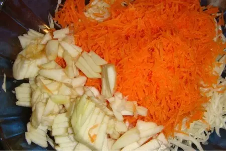 Салат из белокочанной капусты и слив.: шаг 2