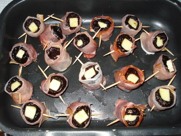 Чернослив,запечённый с беконом и сыром: шаг 6