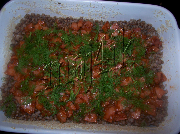 Запеканка из гречки с начинкой, соусом и сырной шапкой: шаг 6