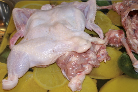 Курица без костей фаршированная фисташками и телятиной с фруктами: шаг 8
