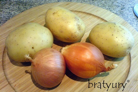 Картофель, запечённый с салом, луком и чесноком: шаг 1