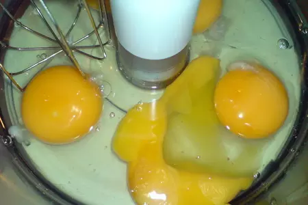 Торт со сметанным суфле и черносливом: шаг 1