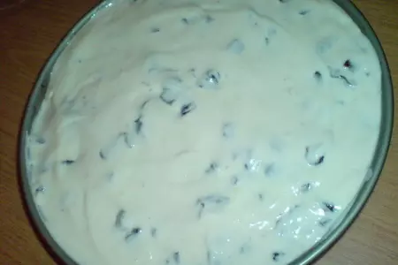 Торт со сметанным суфле и черносливом: шаг 6