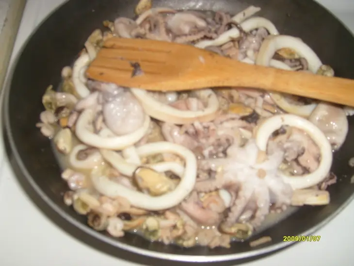 Коктейль из морепродуктов маринованный в оливковом масле с чесноком.: шаг 1