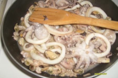 Коктейль из морепродуктов маринованный в оливковом масле с чесноком.: шаг 1