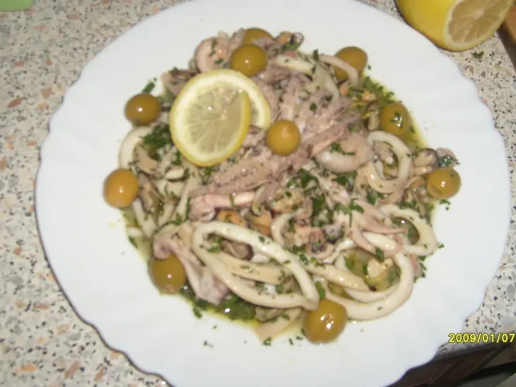 Коктейль из морепродуктов маринованный в оливковом масле с чесноком.: шаг 2