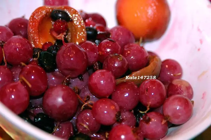 Куриные грудки с крыжовником и смородиной.: шаг 1