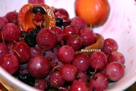 Куриные грудки с крыжовником и смородиной.: шаг 1