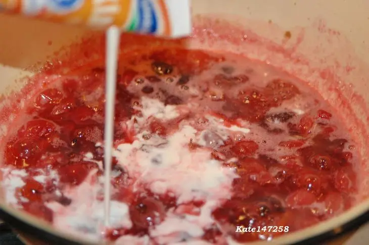 Куриные грудки с крыжовником и смородиной.: шаг 2