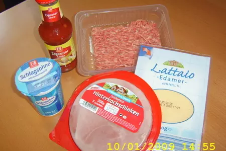 Запечённые рулетики из ветчины с фаршем под соусом: шаг 1