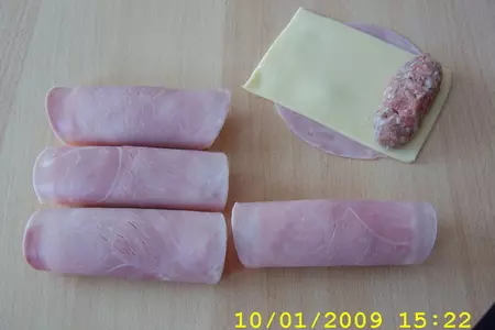 Запечённые рулетики из ветчины с фаршем под соусом: шаг 2