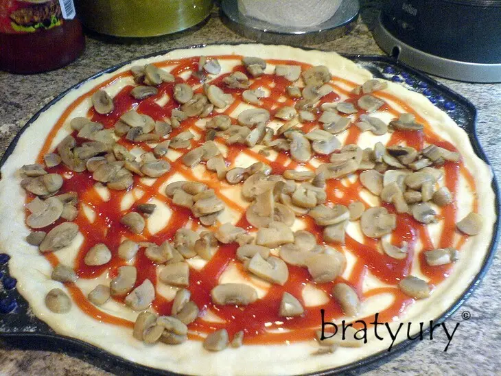 Pizza pepperoni con funghi: шаг 5
