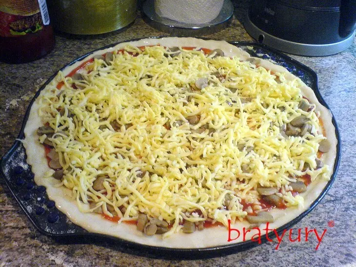 Pizza pepperoni con funghi: шаг 6