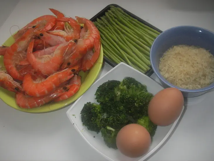 Жареный рис с креветками, овощами и омлетом: шаг 1