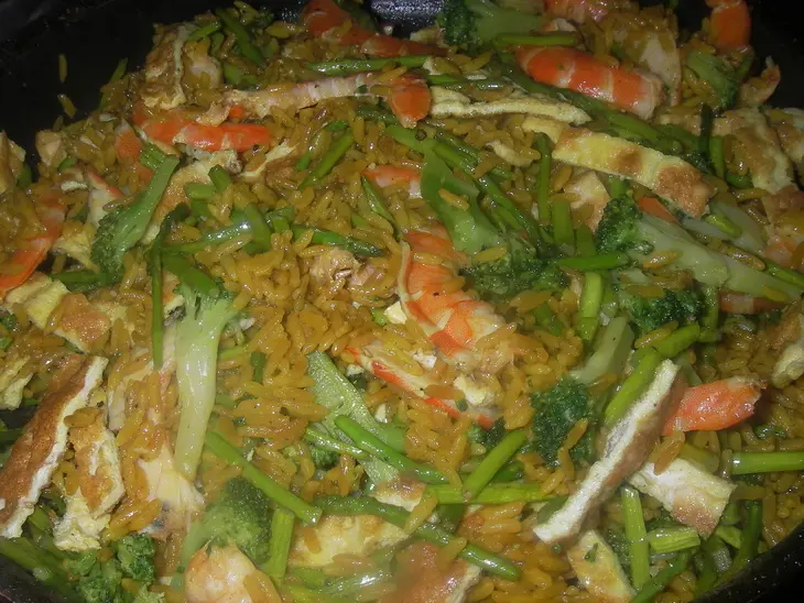 Жареный рис с креветками, овощами и омлетом: шаг 7