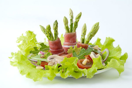 Салат из мини-спаржи с беконом: шаг 1