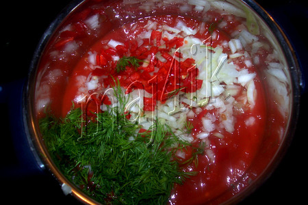 Сочные рулетики из куриной грудки в томатно-винном соусе да под сливочно-сырной шапкой: шаг 2