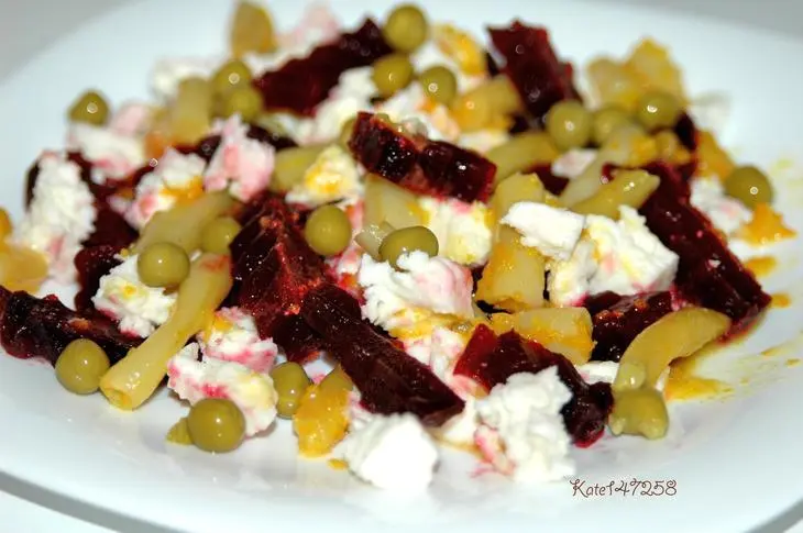 Салат с запеченной свеклой и козьим сыром.: шаг 4