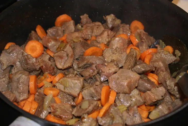 Мясо с портером и черносливом по-ирландски: шаг 1
