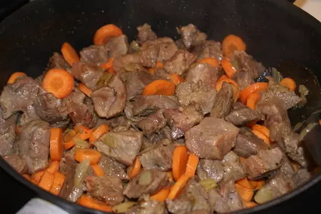 Мясо с портером и черносливом по-ирландски: шаг 1