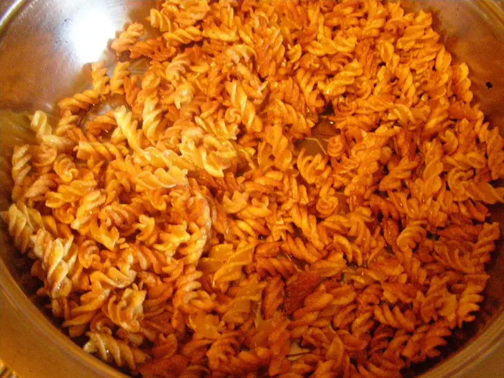 Жареные макароны с соусом из мацони: шаг 1