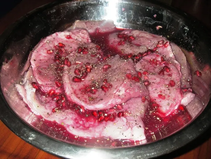Отбивные в гранатовом соке с сырной корочкой: шаг 1