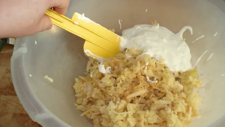 Мясо, запечённое в сметане с айвой: шаг 5