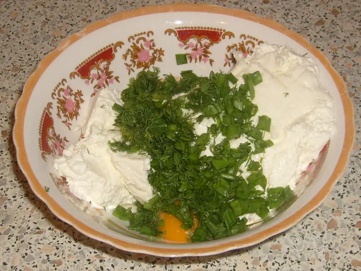 Плетёнка с творогом и зеленью.: шаг 1