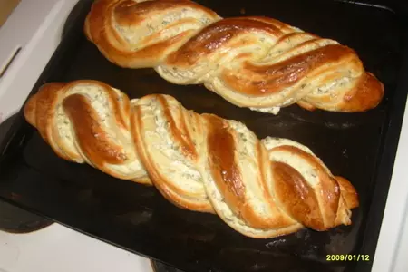Плетёнка с творогом и зеленью.: шаг 5