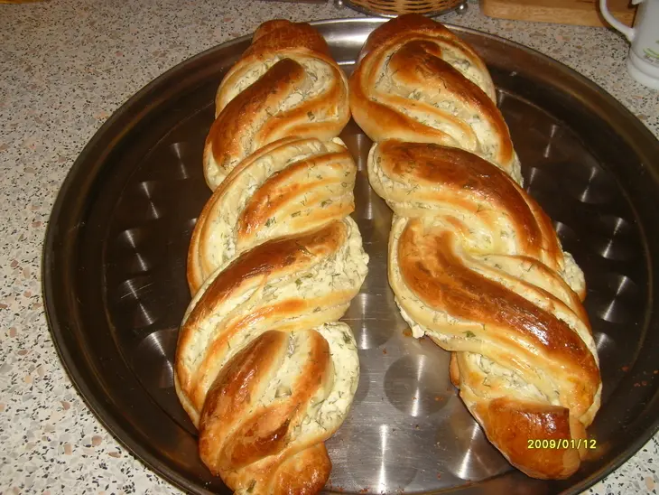 Плетёнка с творогом и зеленью.: шаг 6