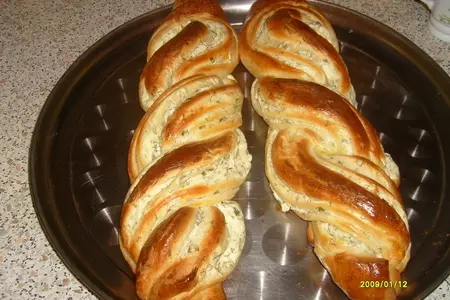 Плетёнка с творогом и зеленью.: шаг 6