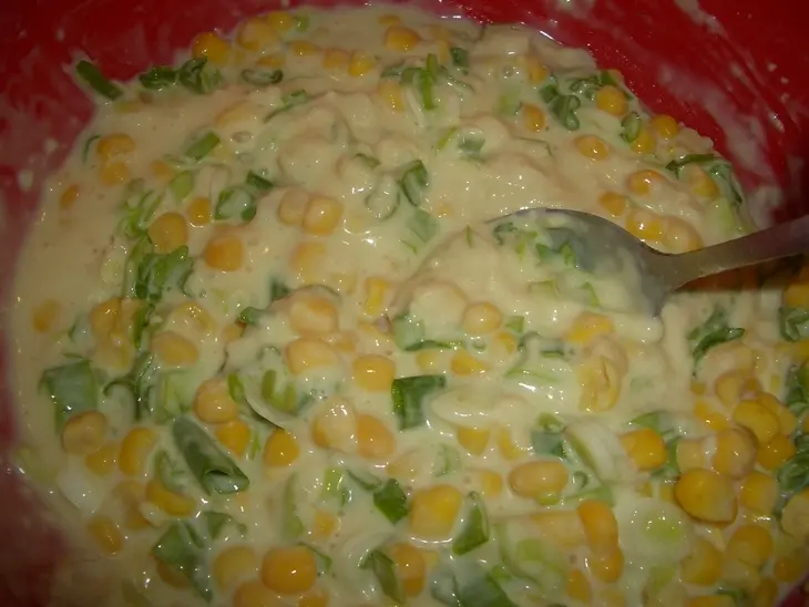 Кукурузные оладьи с зеленым луком: шаг 2