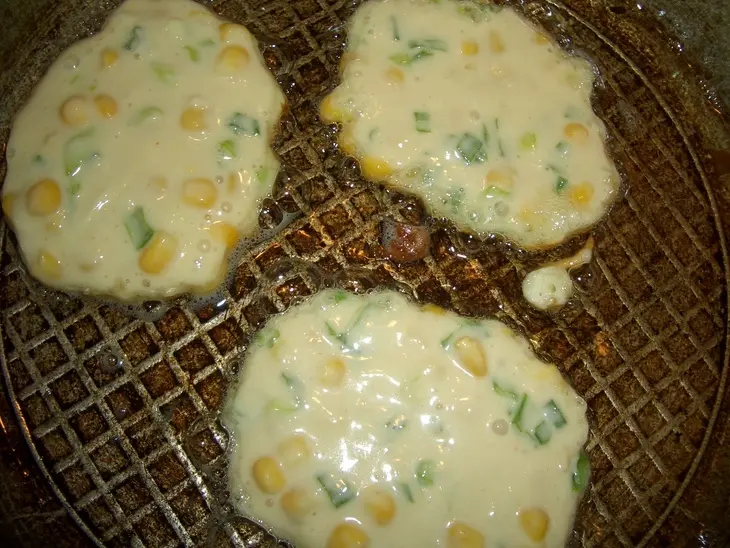 Кукурузные оладьи с зеленым луком: шаг 3