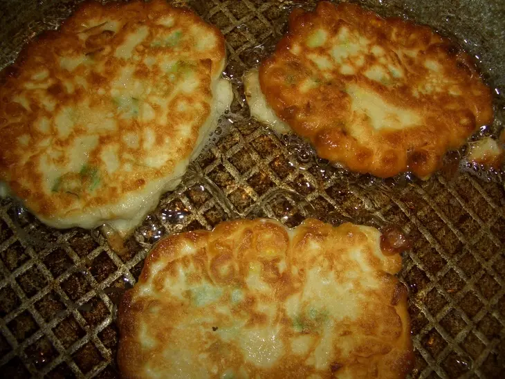 Кукурузные оладьи с зеленым луком: шаг 4