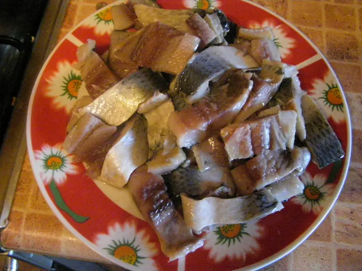 Сельдь под мацонным соусом: шаг 1