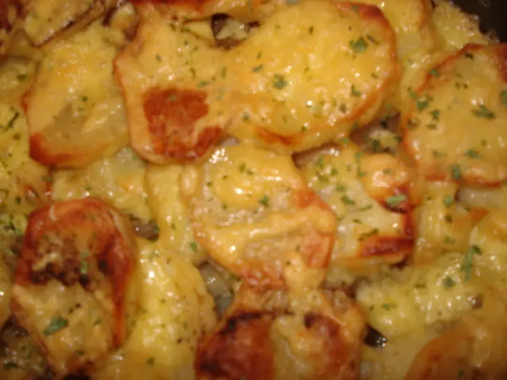 Картофель запеченый с вином и луком с сырной корочкой: шаг 4