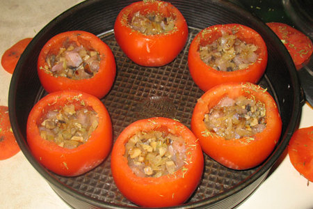 Печёные помидоры с курицей и яйцом: шаг 2
