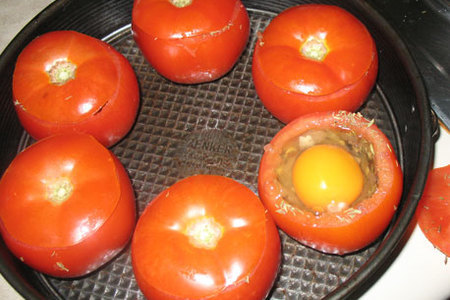 Печёные помидоры с курицей и яйцом: шаг 3