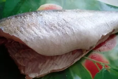 Судак под грибной шубой , с сырной сеточкой: шаг 1