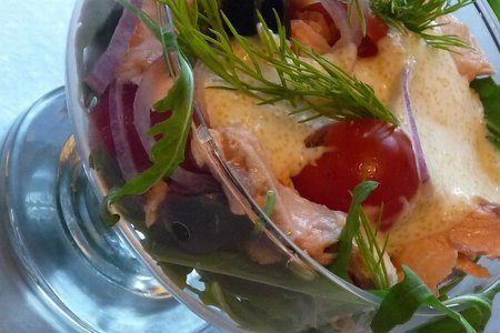 Салат из форели с помидорами и икорным соусом: шаг 2