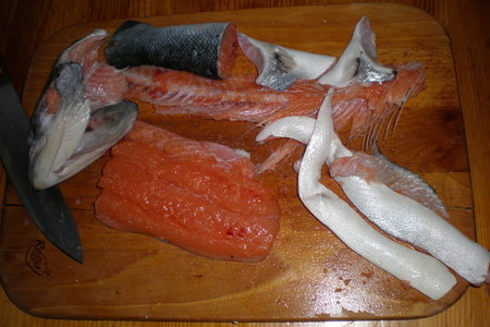 Сырный суп с красной рыбой, заодно солим рыбку.: шаг 2