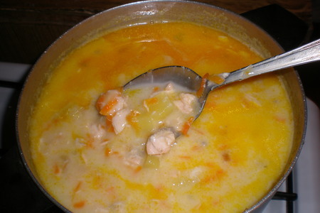 Сырный суп с красной рыбой, заодно солим рыбку.: шаг 8