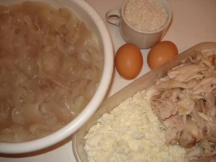 Пирог из слоёного теста с курицей луком и сыром: шаг 1