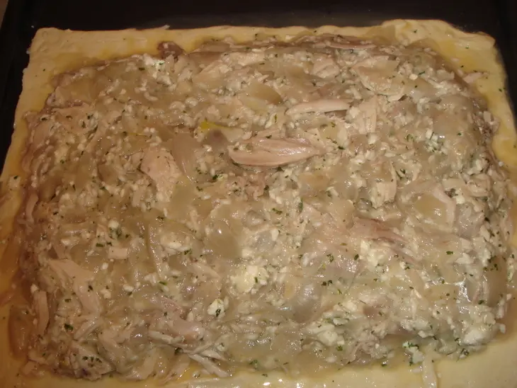 Пирог из слоёного теста с курицей луком и сыром: шаг 2