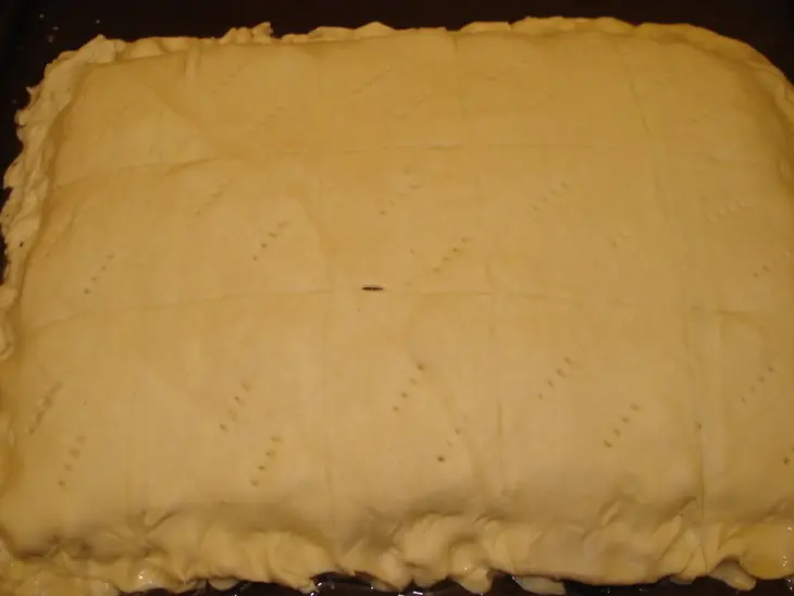 Пирог из слоёного теста с курицей луком и сыром: шаг 3