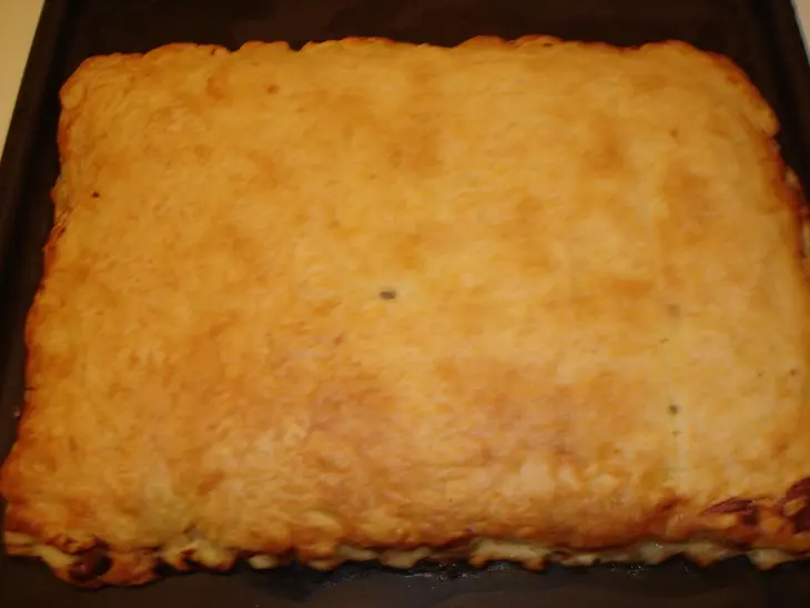 Пирог из слоёного теста с курицей луком и сыром: шаг 4
