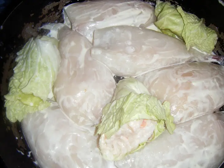 Кальмары с сёмгой,креветками и розочками из пекинской капусты: шаг 3